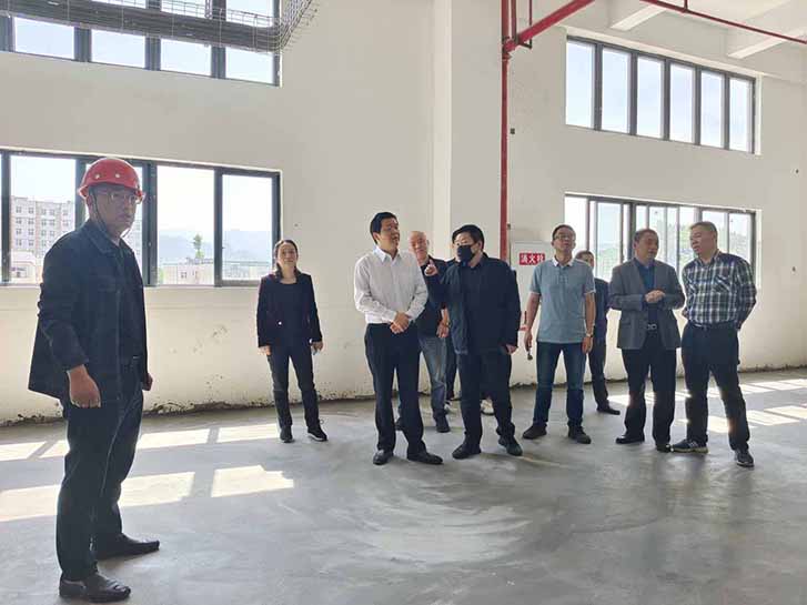 重慶市農委畜牧處向品居處長、晏亮副處長、畜牧總站李發玉研究員等一行到重慶69畜牧調研指導