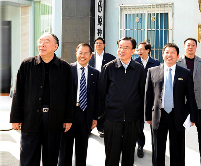 時任中共中央政治局常委紀委書記賀國強、重慶市市長黃奇帆等領導視察重慶69