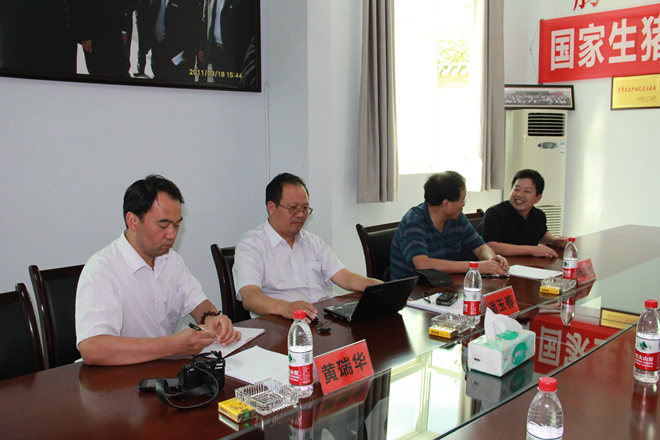 國(guó)家生豬遺傳改良計(jì)劃專家組《楊公社、潘玉春、黃瑞華》到重慶69指導(dǎo)工作